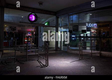 Tel Aviv, Israël, Israël. Dec 18, 2015. Centre Dizengoff gate de nuit © Danielle Shitrit/ZUMA/Alamy Fil Live News Banque D'Images