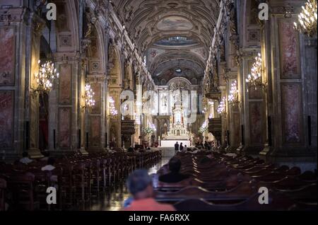 Santiago, Chili. Dec 22, 2015. Personnes visitent la cathédrale métropolitaine de Santiago située à l'extérieur de la commune de Santiago Plaza de Armas, dans la ville de Santiago, capitale du Chili, le 22 décembre 2015. © Jorge Villegas/Xinhua/Alamy Live News Banque D'Images