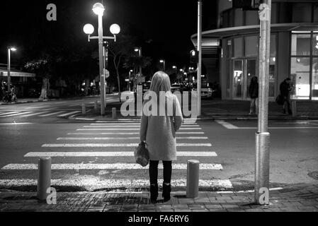 Tel Aviv, Israël, Israël. Dec 18, 2015. Une femme vu à la rue Dizengoff © Danielle Shitrit/ZUMA/Alamy Fil Live News Banque D'Images