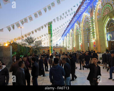 Bagdad. Dec 22, 2015. Les musulmans se rassemblent à l'extérieur de la Mosquée Abu Hanifa dans le quartier nord de Bagdad Adhamiya, l'Iraq, le 22 décembre 2015, pour célébrer l'anniversaire du Prophète Mahomet. Anniversaire du prophète Muhammad est observé par des musulmans sunnites le 12 Rabi' Al-Awwal, le troisième mois dans le calendrier lunaire islamique, ou le 17 du même mois par les chiites. Credit : Khalil Dawood/Xinhua/Alamy Live News Banque D'Images