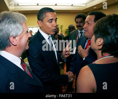 Le président américain Barack Obama (C) répond à la fin du président vénézuélien Hugo Chavez (R), au cinquième Sommet. (Photo par Sean Drakes/Alamy) Banque D'Images