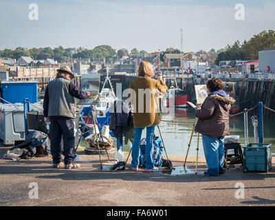 Groupe d'artistes en peinture à Whitstable harbor, Whitstable, Kent, UK Banque D'Images