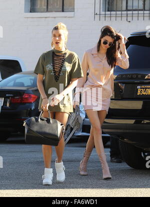 Kendall Jenner et Hailey Baldwin aller faire du shopping à XIV Carats dans Beverly Hills comprend : Kendall Jenner, Hailey Baldwin Où : Los Angeles, California, United States Quand : 21 Nov 2015 Banque D'Images