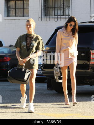 Kendall Jenner et Hailey Baldwin aller faire du shopping à XIV Carats dans Beverly Hills comprend : Kendall Jenner, Hailey Baldwin Où : Los Angeles, California, United States Quand : 21 Nov 2015 Banque D'Images