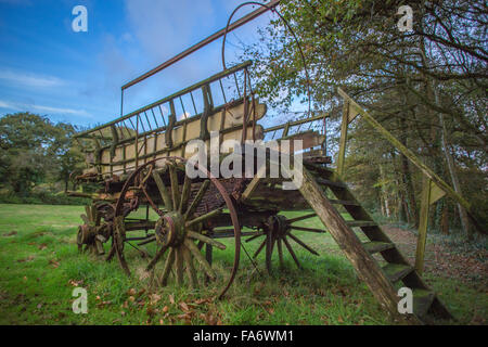 En chariot à cheval. Ruines abandonnées ventilées panier. Banque D'Images