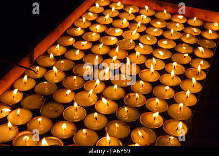 Lampes à beurre dans un monastère bouddhiste, Thimphu, Bhoutan Banque D'Images