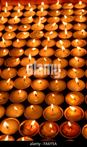 Lampes à beurre dans un monastère bouddhiste, Thimphu, Bhoutan Banque D'Images