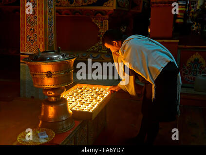 Homme bhoutanais à la cérémonie des 1000 lampes à beurre dans un monastère bouddhiste, Trashichhoe Dzong, Thimphu, Bhoutan Banque D'Images