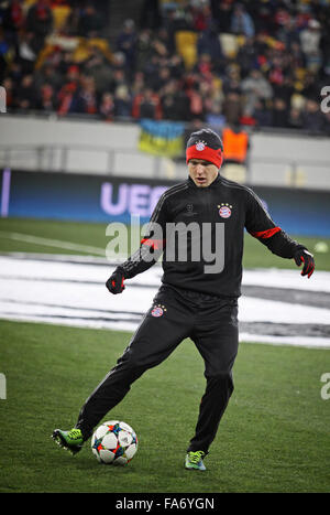 LVIV, UKRAINE - 17 février 2015 : Rafinha du Bayern Munich contrôle une balle pendant warm up avant de Ligue des Champions Banque D'Images