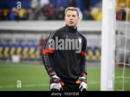 LVIV, UKRAINE - 17 février 2015 : gardien Manuel Neuer de Bayern Munich en action pendant warm up avant le match de la Ligue des Champions de l'UEFA contre le FC Shakhtar Donetsk Banque D'Images