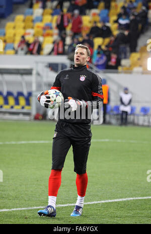 LVIV, UKRAINE - 17 février 2015 : gardien Manuel Neuer de Bayern Munich en action pendant warm up avant le match de la Ligue des Champions de l'UEFA contre le FC Shakhtar Donetsk Banque D'Images