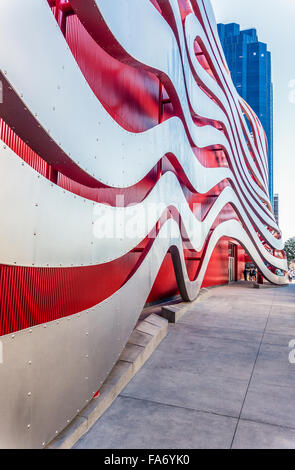 Détail de l'extérieur de l'architecture contemporaine de l'Petersen Automotive Museum de Los Angeles avec son très inhabituel Banque D'Images