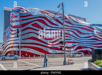 Détail de l'extérieur les éléments structurels de la nouvelle contemporary Petersen Automotive Museum. Banque D'Images