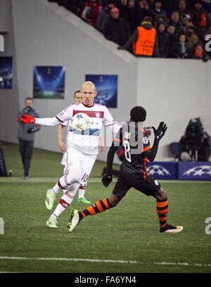 LVIV, UKRAINE - 17 février 2015 : Arjen Robben de Bayern Munich (C) lutte pour une balle avec Fred de Shakhtar Donetsk lors de leur match de la Ligue des Champions de l'UEFA à l'arène du stade de Lviv Banque D'Images