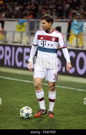 LVIV, UKRAINE - 17 février 2015 : Xabi Alonso du Bayern Munich contrôle une balle pendant l'UEFA Champions League match contre FC Sha Banque D'Images