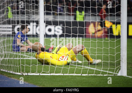Kiev, UKRAINE - le 19 mars 2015 : gardien Tim Howard de l'Everton FC réagit après avoir raté un but au cours de l'UEFA Europa League match contre FC Dynamo Kyiv au stade olympique de Kiev Banque D'Images