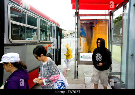 Un Willem de Kooning peinture apparaît sur un abri bus kiosque à San Francisco au cours de l'art partout. Banque D'Images