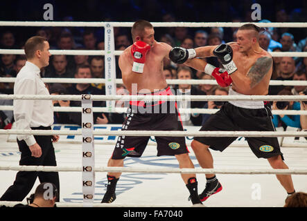 Kiev, UKRAINE - le 13 décembre 2014 : Oleksandr Usyk de l'Ukraine (blanc-noir short) et Danie venter d'Afrique du Sud, à l'anneau d Banque D'Images