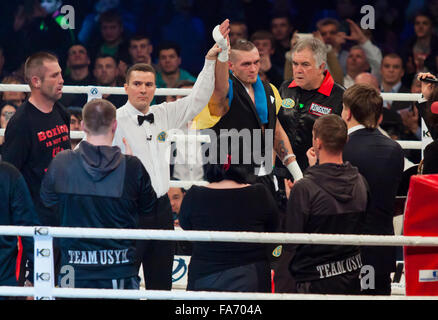 Kiev, UKRAINE - le 13 décembre 2014 : Oleksandr Usyk de l'Ukraine réagit après avoir remporté le titre Intercontinental WBO cruiserweight j Banque D'Images