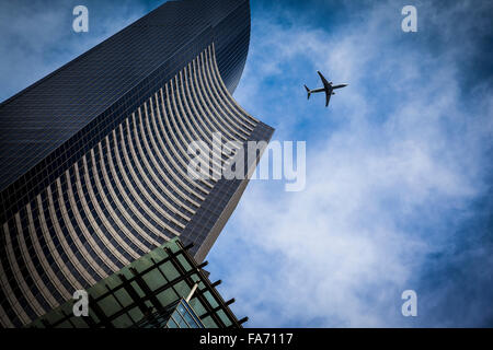 Avion avec un bâtiment moderne dans le quartier d'affaires de Seattle, Washington State Banque D'Images