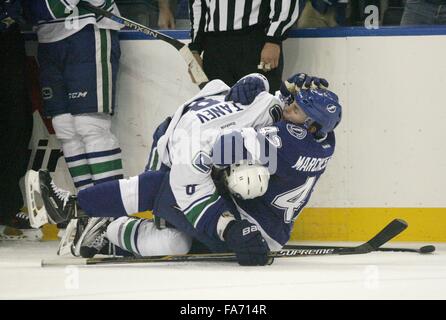 Tampa, Floride, USA. Dec 22, 2015. DOUGLAS R. CLIFFORD | fois.Vancouver Canucks le défenseur Chris Tanev (8), gauche, se débat le Lightning de Tampa Bay center Jonathan Marchessault (42) pour la glace au cours de la première période du mardi (12/22/15) jeu à l'Amalie Arena à Tampa. © R. Douglas Clifford/Tampa Bay Times/ZUMA/Alamy Fil Live News Banque D'Images