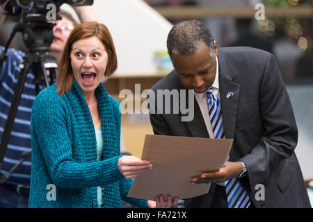 Charleston, Caroline du Sud, USA. Dec 22, 2015. Une mère d'un jeune patient réagit comme neurochirurgien à la retraite et candidat présidentiel républicain Le Dr Ben Carson signe son fils carte lors d'une visite à l'Hôpital pour enfants de la MUSC, 22 décembre 2015 à Charleston, Caroline du Sud. Carson s'arrêta par pour écouter des chants de Noël et d'accueillir les jeunes patients. Banque D'Images