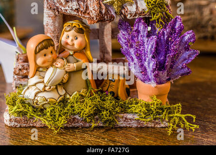 L'éclat des couleurs d'une crèche de Noël, la Sainte Vierge Marie et saint Joseph veille sur le Saint Enfant Jésus dans une crèche Banque D'Images