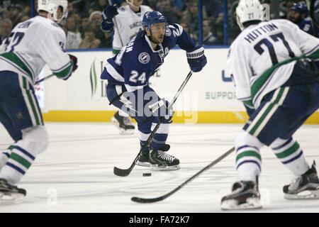 Tampa, Floride, USA. Dec 22, 2015. DOUGLAS R. CLIFFORD | fois.le Lightning de Tampa Bay Ryan Callahan de l'aile droite (24) déplace la rondelle dans la zone neutre au cours de la troisième période du mardi (12/22/15) jeu à l'Amalie Arena à Tampa. © R. Douglas Clifford/Tampa Bay Times/ZUMA/Alamy Fil Live News Banque D'Images