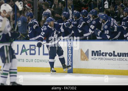 Tampa, Floride, USA. Dec 22, 2015. DOUGLAS R. CLIFFORD | fois.Lightning de Tampa Bay center Jonathan Marchessault (42) célèbre son but durant la période dsecond (du mardi 12/22/15) jeu à l'Amalie Arena à Tampa. Credit : Douglas R. Clifford/Tampa Bay Times/ZUMA/Alamy Fil Live News Banque D'Images