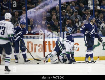 Tampa, Floride, USA. Dec 22, 2015. DOUGLAS R. CLIFFORD | fois.Lightning de Tampa Bay Le gardien Ben Bishop (30) est battu par les Canucks de Vancouver de l'aile gauche Sven Baertschi (47) au cours de la première période du mardi (12/22/15) jeu à l'Amalie Arena à Tampa. Credit : Douglas R. Clifford/Tampa Bay Times/ZUMA/Alamy Fil Live News Banque D'Images