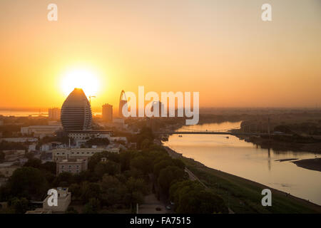 Une vue sur le coucher du Nil à Khartoum, au Soudan du Sud Banque D'Images