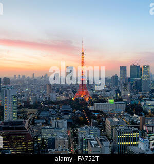 Tokyo, Japon - 12 déc 2015 : Coucher de soleil sur Tokyo. Tokyo est à la fois la capitale et la plus grande ville du Japon. La grande région de Tokyo est Banque D'Images