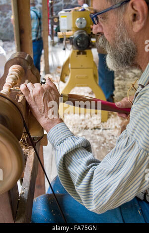 Les visiteurs de John C Campbell école populaire venu de regarder les artisans qualifiés de montagne traditionnel démontrer à l'automne. Banque D'Images