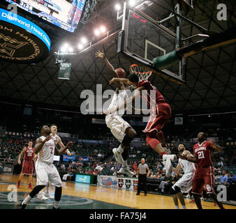 Honolulu, HI, USA. Dec 22, 2015. Washington State Cougars Izundu centre Valentine (45) fait un bloc de monster of Oklahoma Sooners guard Ésaïe Cousins (11) au cours de l'action entre l'Oklahoma Sooners classé # 3 et la Washington State cougars dans le Diamond Head Classic à l'Stan Sheriff Center sur le campus de l'Université de Hawaï à Manoa à Honolulu, HI. - Michael Sullivan/CSM Crédit : Cal Sport Media/Alamy Live News Banque D'Images