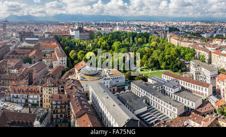 Vue panoramique sur le centre-ville et Giardini Reali, les jardins royaux de Torino/Turin, Piémont, Italie. Dans l'arrière-plan le palais royal. Banque D'Images