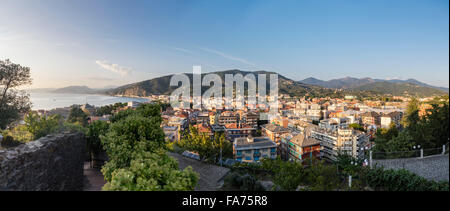 Vue panoramique sur la ville côtière de Sestri Levante, Ligurie, Italie, en fin d'après-midi. Banque D'Images