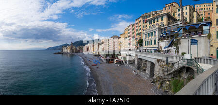 Panorama de maisons colorées et de la plage de la ville côtière de Gênes, Ligurie, Italie. Banque D'Images