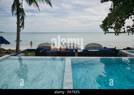 Profiter de la piscine et de la plage sur l'île de Koh Samui, Thaïlande Banque D'Images