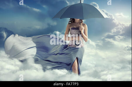 Belle Dame marche sur les nuages Banque D'Images