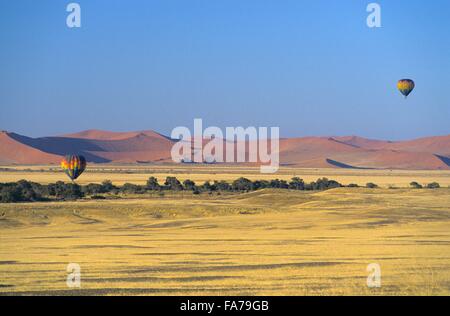 Namibie, parc national Namib-Naukluft, montgolfière survolant le désert du Namib Banque D'Images