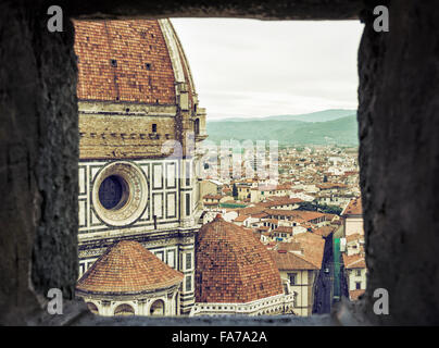 Vue sur la cathédrale Duomo et grande synagogue de Florence grâce à la fenêtre en pierre, Florence, Italie, Tiscany. Berceau de la re Banque D'Images