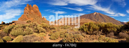 Rock formations à Roques de Garcia dans le Parc National du Teide sur Tenerife, Canaries, Espagne. Photographié dans un ciel ensoleillé morni Banque D'Images