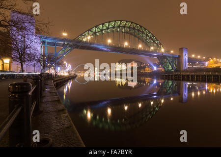 Photographie de nuit le pont Tyne Newcastle Quayside de prises à l'échelle du Tyne vers Gateshead. Banque D'Images