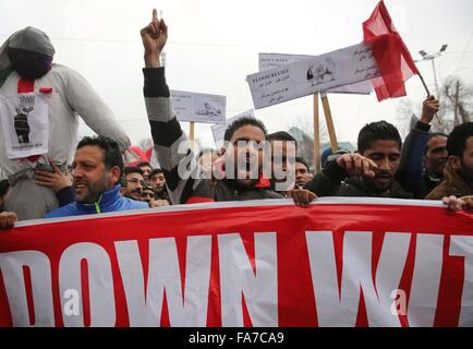 Srinagar, au Cachemire. Dec 23, 2015. Les militants du parti pro-Inde Conférence nationale crier des slogans anti-gouvernementaux au cours d'une manifestation à Srinagar, capitale d'été du Cachemire sous contrôle indien, le 23 décembre 2015. Conférence nationale des militants et de leurs chefs de parti, une manifestation à Srinagar contre la nouvelle loi sur la sécurité alimentaire à mettre en œuvre dans le Cachemire sous contrôle indien depuis le 1er février 2016. Source : Xinhua/Alamy Live News Banque D'Images