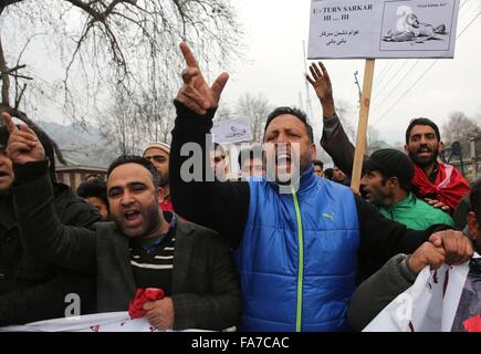 Srinagar, au Cachemire. Dec 23, 2015. Les militants du parti pro-Inde Conférence nationale crier des slogans anti-gouvernementaux au cours d'une manifestation à Srinagar, capitale d'été du Cachemire sous contrôle indien, le 23 décembre 2015. Conférence nationale des militants et de leurs chefs de parti, une manifestation à Srinagar contre la nouvelle loi sur la sécurité alimentaire à mettre en œuvre dans le Cachemire sous contrôle indien depuis le 1er février 2016. Source : Xinhua/Alamy Live News Banque D'Images