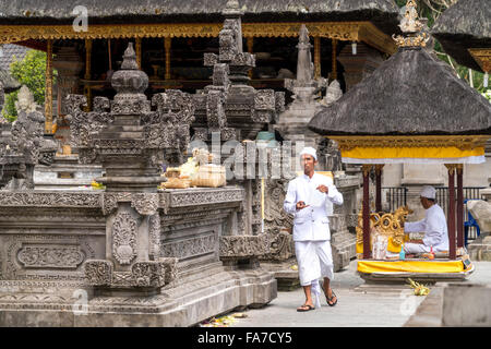 Offrande sacrificielle à l'Hindu Temple de l'eau près de Tirta Empul Ubud, Bali, Indonésie Banque D'Images