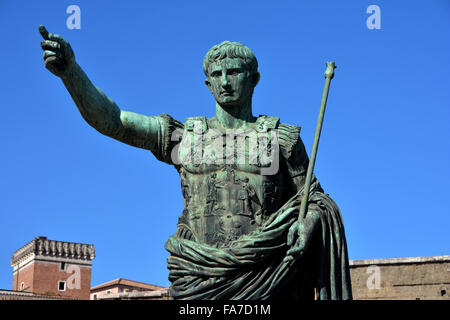 César Auguste, statue en bronze du premier empereur de Rome et père de la nation Banque D'Images