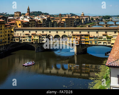 FLORENCE, ITALIE - 06 AOÛT 2015 : vue sur le pont Ponte Vecchio au-dessus de l'Arno Banque D'Images