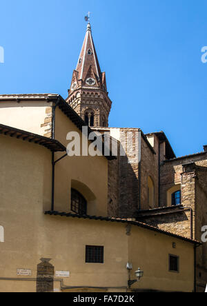 FLORENCE, ITALIE - 06 AOÛT 2015 : Tour de l'abbaye de Badìa Fiorentina Banque D'Images