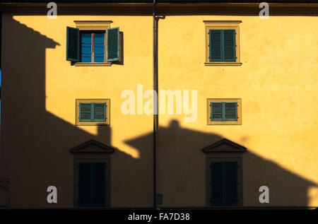 FLORENCE, ITALIE - 06 AOÛT 2015 : ombre de la maison sur la façade du bâtiment jaune Banque D'Images